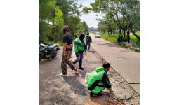 Viral, Komunitas Ojek Online Patungan Uang Perbaiki Jalan Berlubang di Bekasi - JPNN.com