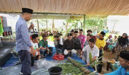 Kiai Muda Ganjar Ajarkan Sistem Pertanian Terpadu kepada Petani Blitar - JPNN.com