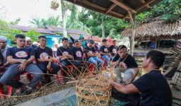 Ganjar Milenial Latih Petani Buat Keranjang Kelapa Sawit - JPNN.com
