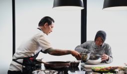 Lihat Gaya Bu Risma Masak Bareng Chef Juna, Motivasi Buat Pemuda NTT - JPNN.com