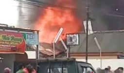 Kebakaran Melanda Dua Rumah di Jalan DI Panjaitan Palembang - JPNN.com