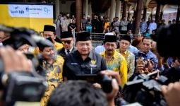 Menko Airlangga Tinjau Pembangunan Tol Cisumdawu dan Salurkan KUR di Sumedang - JPNN.com