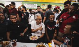 Sambil Makan Ketupat Sayur, Ganjar Dengar Curhat Pedagang di Pasar Warakas - JPNN.com