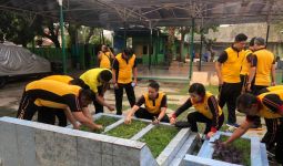 Sambut HUT Bhayangkara, Kompol Panji Pimpin Bersih-Bersih di Area Makam Habib Kuncung - JPNN.com