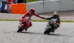 Hasil Kualifikasi MotoGP Belanda: Bezzecchi Ukir Rekor, Marquez Tabrakan - JPNN.com