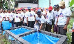 Sukarelawan Ganjar Bangun Kolam Pemijahan Lele untuk Kelompok Nelayan di Pangandaran - JPNN.com