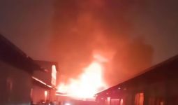 Pabrik Biskuit di Cengkareng Jakarta Barat Dilanda Kebakaran - JPNN.com