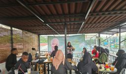 Srikandi Ganjar Ajarkan Milenial Cara Menganyam Ketupat - JPNN.com