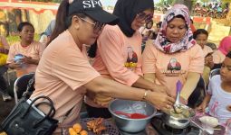 Mak Ganjar Ajarkan Ibu-Ibu di Cirebon Cara Membuat Jamu Tradisonal - JPNN.com