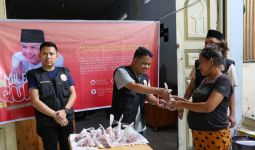 Ganjar Milenial Bagikan Daging Kurban Kepada Warga Medan - JPNN.com