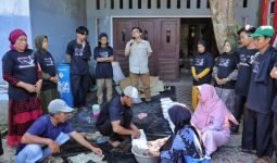 Ganjar Muda Padjajaran Bersama Warga Memotong Hewan Kurban di Indramayu - JPNN.com