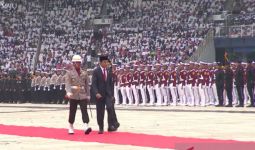 Jalan Kaki Cek Pasukan Polri di GBK, Jokowi: Memang Cukup Jauh, tetapi - JPNN.com