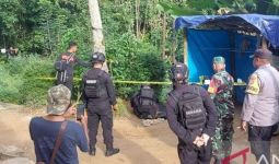 Unit Jibom Satbrimob Polda Maluku Memusnahkan Bom Militer Jenis Proyektil - JPNN.com