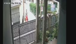 Viral Aksi Maling Vespa PX Terekam CCTV, Kunci Masih Tercantol - JPNN.com