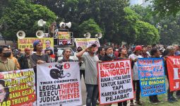 Puluhan Massa Tuntut KPK Jangan Jegal Anies Maju Pilpres 2024 - JPNN.com