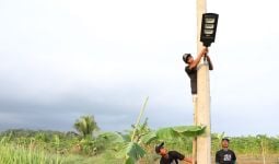 Sopir Truk Dukung Ganjar Beri Bantuan Penerangan Jalan Untuk Pul di Pandeglang - JPNN.com