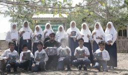 Golden Future Indonesia Bagikan Ribuan Paket Seragam Sekolah di Daerah Pedalaman  - JPNN.com