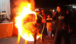 Ganjar Muda Padjajaran Melestarikan Bola Api di Garut - JPNN.com