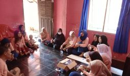 Mak Ganjar Ajarkan Ibu-Ibu Cara Membuat Roti Jadul di Bandar Lampung - JPNN.com