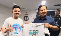 Prabowo Nonton Konser Ari Lasso, Fan Menghadiahi Kaus 'Sing Penting Happy' - JPNN.com