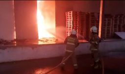Kerugian Gudang Bahan Baku Obat di Cawang yang Terbakar Mencapai Rp 20 Miliar - JPNN.com