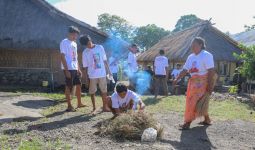 Orang Muda Ganjar Bersama Warga Gotong Royong Bersihkan Tempat Wisata di Lombok Utara - JPNN.com