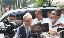 Lihat, Penasihat Hukum Irwan Hermawan Bawa Gepokan Dolar ke Kejagung - JPNN.com