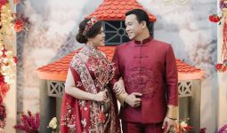 Menikah Hanya Dihadiri Keluarga Inti, Tina Toon Minta Maaf - JPNN.com