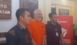 Muncul Pakai Baju Tahanan, Pierre Gruno Hanya Tebar Senyuman - JPNN.com