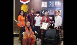 Sukses Mendaki Puncak Gunung Rinjani, Nenek 71 Tahun asal Bekasi Meraih Penghargaan MURI - JPNN.com