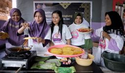 Pemuda & Perempuan Pendukung Ganjar Latih Ibu-Ibu di Gowa Lihat Peluang UMKM Keripik Singkong - JPNN.com