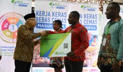 Serahkan Kartu BPJS Ketenagakerjaan Bagi Orang Asli Papua, Ini Pesan Wapres Ma'ruf Amin - JPNN.com