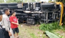 Dump Truk Terguling Setelah Menyerempet Pemotor di Lampung Barat, Angga Saputra Tewas - JPNN.com