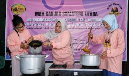 Mak Ganjar Gelar Pelatihan Pembuatan Jamu Tradisional Bareng Ibu-Ibu di Medan - JPNN.com