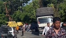 Tak Kuat Menanjak, Truk Tronton Picu Kecelakaan Beruntun di Aceh, 2 Orang Luka-Luka - JPNN.com