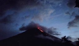 Guguran Lava Gunung Karangetang Menimbulkan Kepulan Asap Putih - JPNN.com