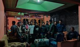 Kapal Terbalik Diterjang Ombak, 12 Nelayan Lombok Timur Terdampar di NTT - JPNN.com
