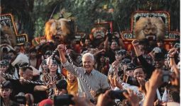 Konon Baju Hitam Putih Ganjar Pranowo Jadi Pertanda Dukungan dari Jokowi - JPNN.com