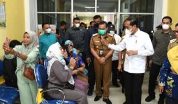 Helikopter Presiden Jokowi Robohkan Tembok Stadion Bengkulu, Istana Bilang Begini - JPNN.com
