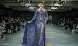 Pakai Kebaya Desainer Ternama, Erina Gudono Tampil Memukau di Catwalk JF3 - JPNN.com