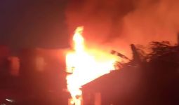 Kebakaran Rumah di Cengkareng Dipadamkan Petugas Damkar - JPNN.com