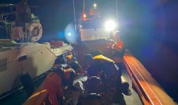 Tim SAR Mengevakuasi WN Australia yang Kecelakaan Saat Berlayar di Ende NTT - JPNN.com