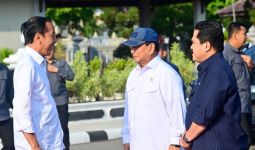 Jokowi Tertawa Lepas saat Menyalam Prabowo-Erick, Bagaimana Ekspesinya kepada Ganjar? - JPNN.com