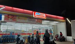 Perampok Bersenpi Beraksi di Alfamart Tangerang, Gasak Uang Rp 40 Juta - JPNN.com