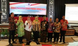 Kemnaker Ingatkan Pentingnya Jamsostek Bagi Pekerja Kepada Pengrajin Batik di Solo - JPNN.com