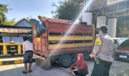 Truk Pengangkut 37 Ekor Babi Ini Dicegat Polisi - JPNN.com