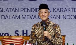 Ganjar Optimistis Santriwati Bisa Songsong Indonesia Emas 2045 - JPNN.com