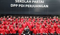 Foto Bersama di Rapat Konsolidasi, Gibran dan Bobby Berdiri di Belakang Megawati - JPNN.com