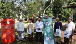 Santri Dukung Ganjar Salurkan Bantuan Tandon Air ke Ponpes di Kalbar - JPNN.com