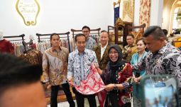 Lihat Wajah Semringah Nasabah PNM saat Batiknya Dilirik Presiden di GBN 2023 - JPNN.com
